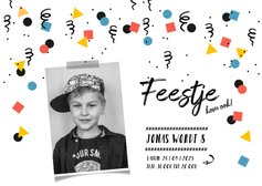 Kinderfeestje uitnodiging jongen confetti zwart-wit