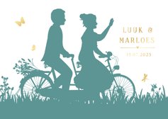Originele trouwkaart silhouet bruidspaar op tandem fiets