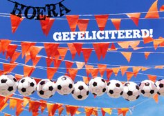 Verjaardagskaart voetbal ballonnen en oranje vlaggetjes