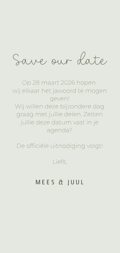 Stijlvolle save the date met eucalyptusblaadjes en goud Achterkant
