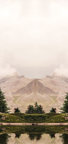 Stoere en originele langwerpige menukaart met berg landschap Achterkant