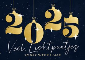 Donkere kerstkaart met 2025 in kerstballen lichtpuntjes