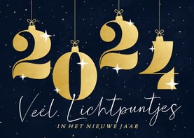 Donkere nieuwjaarskaart met cijfer kerstballen lichtpuntjes