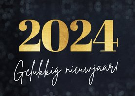Eenvoudige nieuwjaarskaart met groot jaartal 2024 in goud