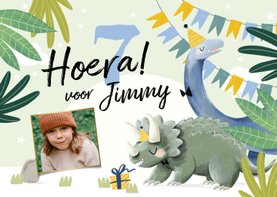 Feestelijke kaart met vriendelijke dino's en slingers