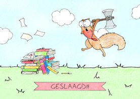 Felicitatiekaart met eekhoorn die studieboeken aanvalt