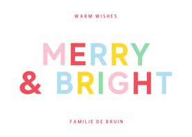 Gekleurde kerstkaart Merry and Bright in opvallende letters