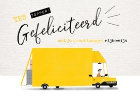 Geslaagd kaart vrachtwagen rijbewijs gele bus en typografie