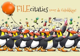 Grappige felicitatiekaart pinguïns met ballon en feesthoedje