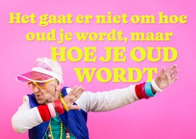 Grappige kaart met hippe oma roze en geel hoe je oud wordt