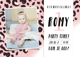 Hippe uitnodiging verjaardag kind met roze luipaard patroon