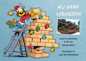 Kerst Loeki met verhuisdozen boom - A