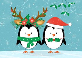 Kerstkaart liefdevol happy pinguïns kerstoutfit sneeuw ijs 