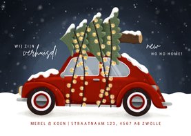 Leuke kerst verhuiskaart met oude Volkswagen en kerstboom