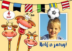 Leuke verjaardagskaart, jongen en giraf koppen naar voetbal