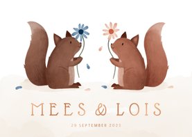Lief geboortekaartje tweeling eekhoorntjes met bloemen