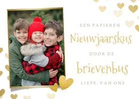 Liefdevolle nieuwjaarskaart - kus door de brievenbus