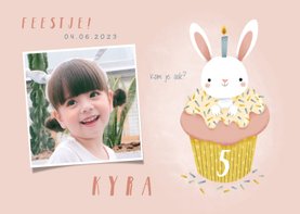 Lieve uitnodiging kinderfeestje konijn in cupcake en foto