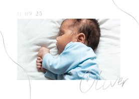 Minimalistisch geboortekaartje met foto en zilverfolie lijn