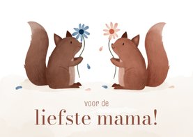 Moederdagkaart twee eekhoorntjes met bloem