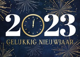 Nieuwjaarskaart 2023 met klok op 12 uur en vuurwerk