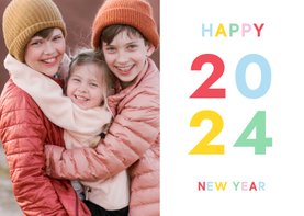 Nieuwjaarskaart met 2024 in vrolijke kleuren en eigen foto
