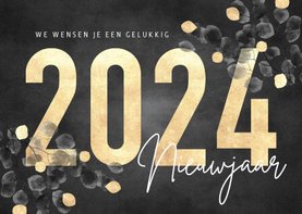 Nieuwjaarskaart met grote, gouden 2024 en eucalyptus