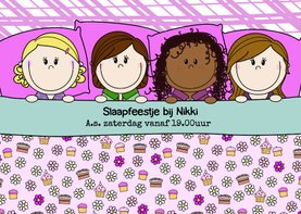Slaapfeest meiden in een groot bed