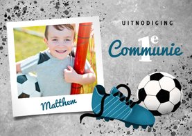 Uitnodiging eerste communie met voetbal en voetbalschoen