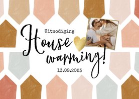 Uitnodiging housewarming met abstract huisjes patroon