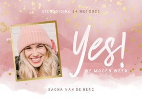 Uitnodiging inhaalfeestje roze waterverf en gouden spetters