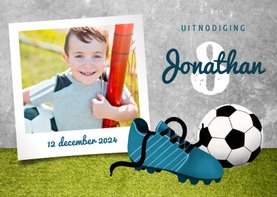Uitnodiging kinderfeestje met gras, voetbal en voetbalschoen