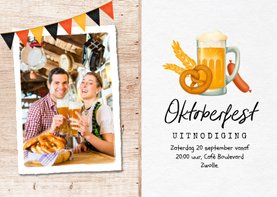 Uitnodiging oktoberfest hout foto bier worst pretzel