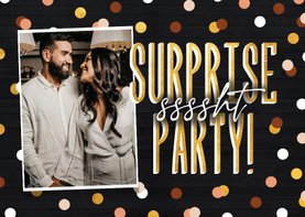 Uitnodiging surprise party krijtbord met confetti en foto