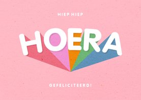 Verjaardagskaart 'HOERA' regenboog roze