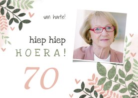Vintage verjaardagskaart vrouw 70 jaar takjes en hartjes