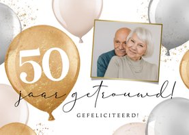 Vrolijke felicitatiekaart met ballonnen 50 jaar en foto