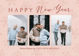 Vrolijke fotokaart voor nieuwjaar met sneeuwvlokken in roze
