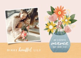 Vrolijke moederdag kaart met bosje bloemen en foto