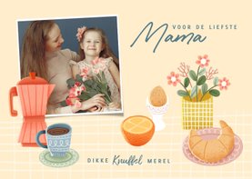 Vrolijke moederdag kaart met ontbijtje, bloemen en foto