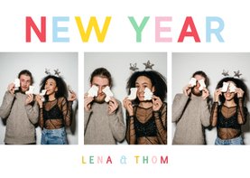 Vrolijke nieuwjaarskaart met regenboog typografie en fotos