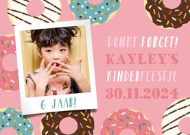 Vrolijke uitnodiging kinderfeestje met donuts en foto's