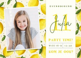 Vrolijke zomerse kinderfeestje uitnodiging met citroentjes