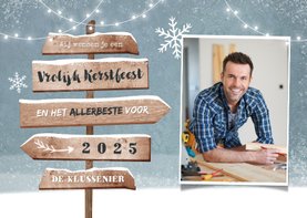 Zakelijke kerstkaart wegwijzers winter hout sneeuw foto