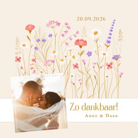 Bedankkaart met sierlijke wilde bloemen en wikkel effect