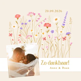 Bedankkaart met sierlijke wilde bloemen en wikkel effect