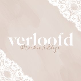 Beige waterverf verloofdkaart met kant en witte typografie