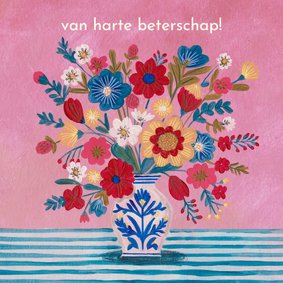 Beterschapskaart met mooie bos bloemen in Delfts blauw vaas