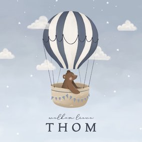 Blauw geboortekaartje met beer in luchtballon