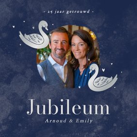 Blauwe jubileumkaart met zilveren zwaantjes en foto